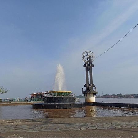 Hotel Gajahmada Pontianak Kültér fotó