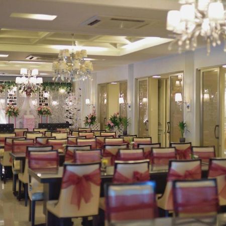 Hotel Gajahmada Pontianak Kültér fotó