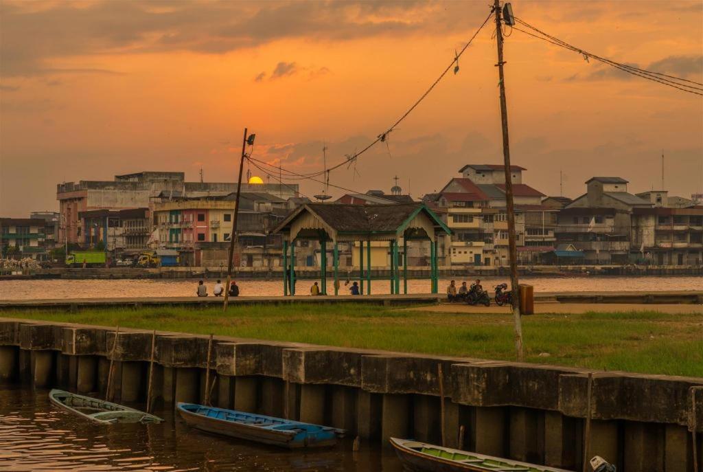 Hotel Gajahmada Pontianak Kültér fotó