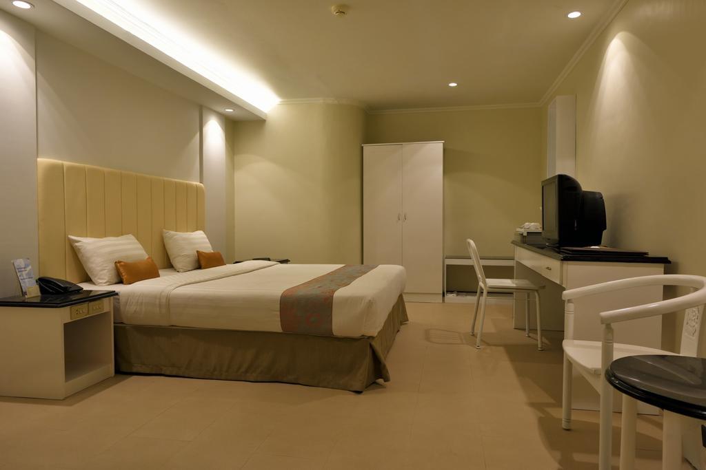 Hotel Gajahmada Pontianak Kültér fotó